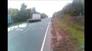 Урод подрезал фуру ДТП