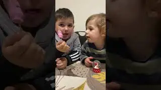 Cuando tu hermano no te da helado #humor #helado #icecream #brother #hermanos #risas #baby