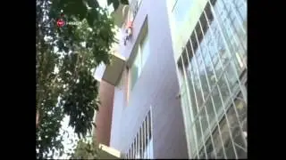 pencere korkuluğunda asılı kalan çocuk