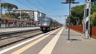 Riccione Ankunft vieler Touristen mit dem Zug.