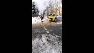 ШЭУ. Уборка снега. Зима. Коммунальные службы. Трактор.  Киев. Украина. 27.01.2019 г.