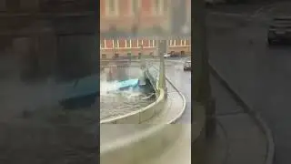 Момент падения автобуса в реку в Санкт-Петербурге