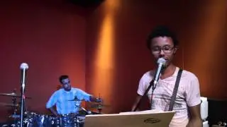 Tentando cantar You Are Not Alone - SQN