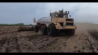 Трактор Кировец. Пересеваем погибшую озимую пшеницу ячменём. Упало давление масла.