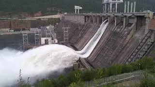 Плотина Красноярской ГЭС летом 2021 года | Водосброс