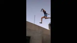 Niño salta de un techo