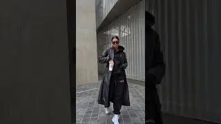 Чёрный кожаный плащ не сдаёт позиции