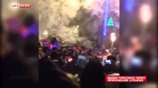 Во время эстафеты олимпийского огня загорелся факелоносец