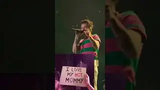 Harry styles reading fans sign ( I love hot mommy)