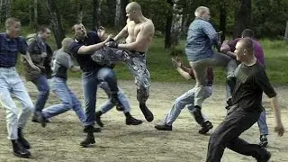 Пьяное быдло огребает.