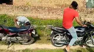 देखिये कैसे 2 बाइक के बीच में हुआ  स्टन्ट l