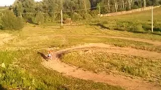 Кросовик наваливает на мото-треке.