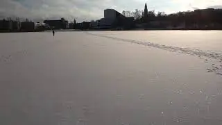 Vélo sur le lac à Helsinki