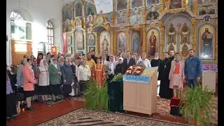 О. Василия поздравляют прихожане с первого его прихода