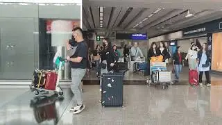 Waiting for the arrival of my family in Hongkong airport