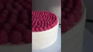 Как вам такой торт? 😍 #свадебныйторт #итальянскийпирог #бисквитныйторт #тортсягодами #ганаш #крем