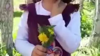 Чон энесин куттуктап ырдаган бөбөк. Өмүрүң узун, бактылуу кыздардан бол.