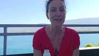 יוגה לפנים: תרגול בוקר מלא - לפנים עייפות ונפולות בשילוב מגע ורוגע עם חיזוק והרמה ונוף קסום מיוון