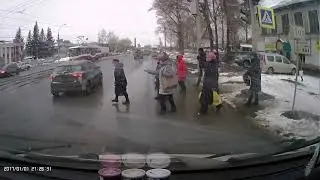 Чуть не сбил пешеходов