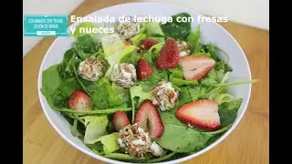 Ensalada de lechuga con fresas y nueces