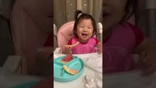 萌娃吃西瓜，根本停不下来，吃得真香  Cute baby eats watermelon and can't stop, it tastes so delicious