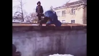Пацаны делают сальто.
