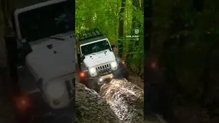 Jeep  Wrangler на бездорожье. 