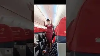 Pramugari saat memperagakan prosedur keselamatan