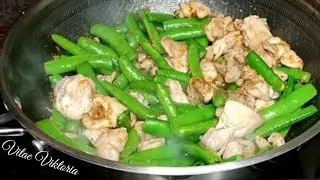 КУРЯЧЕ М'ЯСО із ЗЕЛЕНИМ ГОРОШКОМ  в СМЕТАНКОВОМУ СОУСІ-проста та смачна їжа!!