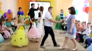 Трогательный танец Счастливая семья родители и дети
