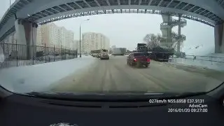 Девушка почти устроила замес на скользкой дороге