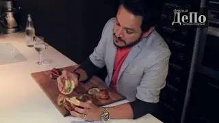 Эктор  Хименес Браво пробует Киевские пирожки с мясом