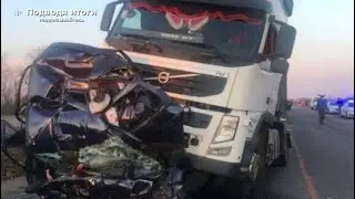 В аварии под Волгоградом легковушку превратили в груду металлолома...