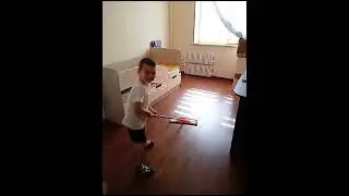 Пока мама на работе, ребенок занимается уборкой! #shorts