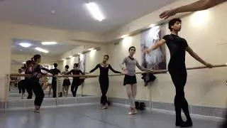 Упражнение Battement tendu jeté в студии Пуантэ