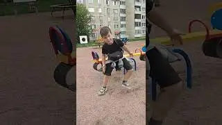 скример на площадке.мем