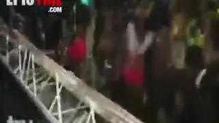 Девушка среди парней упала с танцпола