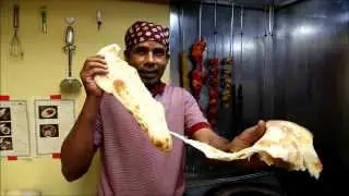 16 インド料理のコックさんが本場のナンを焼き方を実演！※レシピではありません。