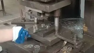 五金冲压metal stamping photocell bracket parts on going