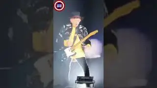 Keith Richards - Surprises the Fans - Rolling Stones - Riff 