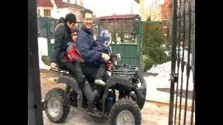 На электроквадроцикле, вчетвером!