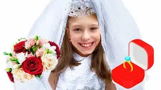 Мария играет как принцесса и невеста