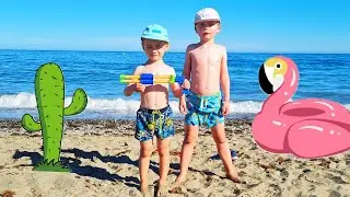 Дети играют на пляже   **1 Часть** Строят замки из песка. Битва водных пистолетов!