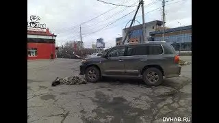 Столбик, в который постоянно врезались машины, стал причиной ДТП с человеком