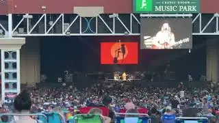 Jewel in concert , new song