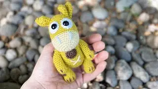 Giraffa amigurumi | @WorldOfAmigurumi