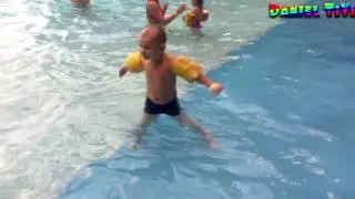Аквапарк. Катаемся с детских горок и плаваем в бассейне с Дэни.Aquapark. We ride with children's!