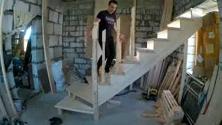 Лестница 90 градусов с забежными ступенями из сосны.