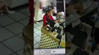 Mulher ROUBA celular do menino na cara dura.