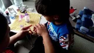 Enzo ajudando a nana
